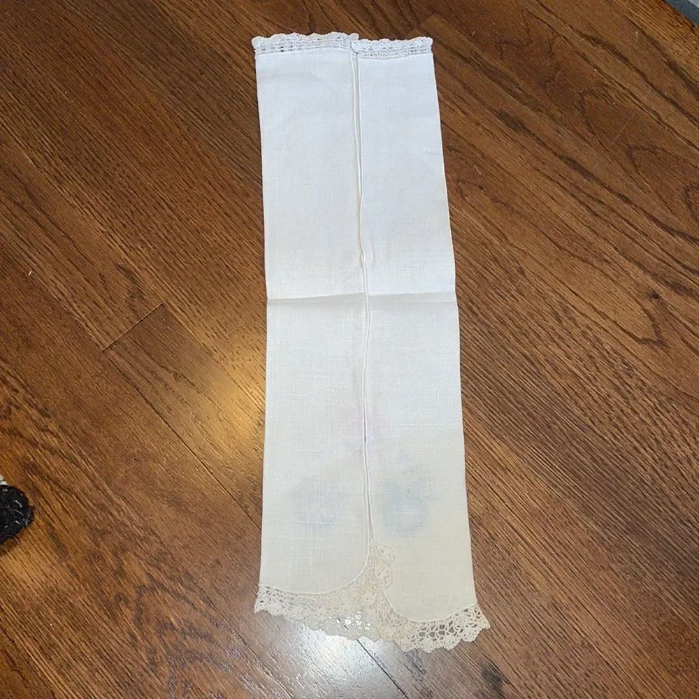 Vtg white linen hand towel with 3‎ embroidered floral wreaths